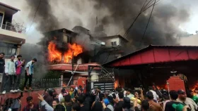 বিক্ষোভকারীদের আগুনে পুড়লো নেপালের প্রধানমন্ত্রী-রাষ্ট্রপতিসহ বহু নেতার বাড়ি