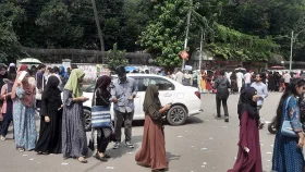 রোদের তাপ উপেক্ষা করে ভোটারদের দীর্ঘ লাইন