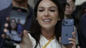 বাজারে আসছে আইফোন ১৭, দাম কত 