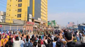 গাজীপুরে বেতনের দাবিতে মহাসড়ক অবরোধ