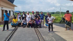 ফরিদপুরে এবার রেলপথ অবরোধ, ট্রেন চলাচল বন্ধ 