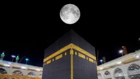 কাবার ওপরে চাঁদের বিরল দৃশ্য