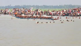 ৪০ বছর পর গুরুদাসপুরে নৌকা বাইচ, লক্ষাধিক দর্শকের ভিড়
