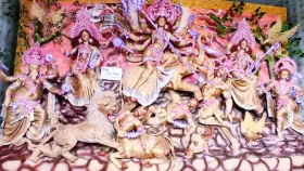 কলারোয়ায় এবার সোনালি আঁশে তৈরি হলো দুর্গা প্রতিমা