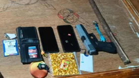 খেলনা পিস্তল দিয়ে চাঁদাবাজি, পুলিশ সদস্যসহ আটক ২