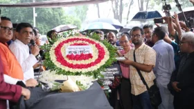 শহীদ মিনারে অন্তিম শ্রদ্ধায় সিক্ত ফরিদা পারভীন