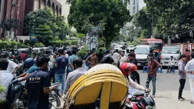 সড়ক অবরোধ করে তিতুমীর কলেজ শিক্ষার্থীদের বিক্ষোভ  