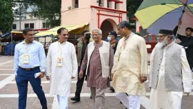 ঢাকেশ্বরী মন্দির পরিদর্শনে প্রধান উপদেষ্টা