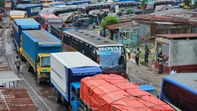 ঘাট সংকটে দৌলতদিয়া, নদী পারের অপেক্ষায় কয়েকশ যানবাহন