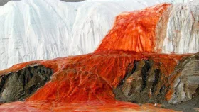 যে ঝরনা থেকে ঝরছে রক্ত!