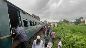পীরগাছায় পদ্মরাগের ৬ বগি লাইনচ্যুত, রেল যোগাযোগ বন্ধ