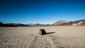 একাই পথ চলে যে ভৌতিক পাথর