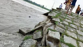গঙ্গাচড়ার মহিপুরে সেতু রক্ষা বাঁধে ভাঙন