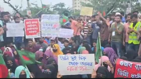 গাজীপুরে শিক্ষার্থীদের মহাসড়ক ও রেলপথ ব্লকেড