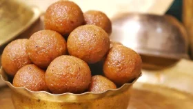 পূজায় মিষ্টি আয়োজনে খেজুর গুড়ের নারিকেল নাড়ু