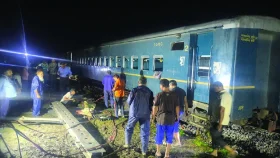 রংপুরে পদ্মরাগ ট্রেনের লাইনচ্যুত পাঁচ বগি ১১ ঘণ্টা পর উদ্ধার