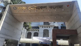 ঢামেকে অবহেলায় শিশুর মৃত্যু, ট্রলিম্যান ও রোগীর স্বজনদের মারামারি