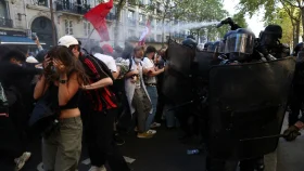 বিক্ষোভে উত্তাল ফ্রান্স, ব্যাপক সংঘর্ষ