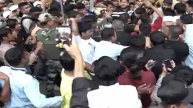 আইফোন ১৭ কিনতে তুমুল ভিড়, ক্রেতাদের মারামারি