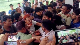 পোষ্য কোটা বাতিলের দাবিতে উত্তাল রাবি, ছাত্র-শিক্ষক ধস্তাধস্তি