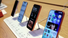 আইফোন ১৭ বাজারে ব্যাপক সাড়া, উৎপাদন বাড়াচ্ছে অ্যাপল