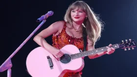টেইলর সুইফটের নতুন অ্যালবাম ‘দ্য লাইফ অব আ শোগার্ল’