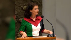 ফিলিস্তিনি পতাকার আদলে পোশাক পরে বিতর্কে ডাচ এমপি