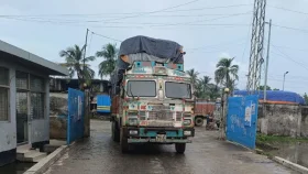 টানা ৭ দিন ভোমরা স্থলবন্দরে আমদানি-রপ্তানি বন্ধ 
