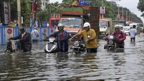 টানা ভারী বৃষ্টিতে ডুবেছে কলকাতা, মৃত্যু ৭