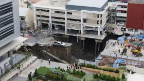 ব্যাংককের রাস্তায় হঠাৎ সৃষ্টি হলো ১৬০ ফুট গভীর গর্ত