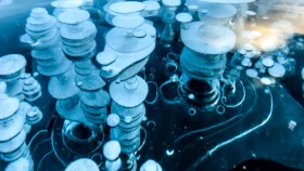 দর্শনীয় হলেও বিপজ্জনক ‘ফ্রোজেন বাবলস’