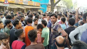 নাটোরে ট্রাক চাপায় শ্রমিক নিহত, মহাসড়ক অবরোধ