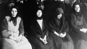 যে গ্রামে শত শত পুরুষকে হত্যা করেছিল তাদের স্ত্রীরা