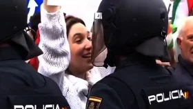 স্পেনে ইসরায়েলবিরোধী বিক্ষোভে পুলিশকে চুমু! ভিডিও ভাইরাল