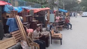 সেগুনবাগিচায় ফুটপাত-সড়ক দখল করে পুরোনো ফার্নিচারের বাজার