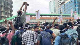 কারওয়ান বাজারে মালয়েশিয়া যেতে না পারাদের বিক্ষোভ