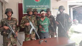 পিস্তল ঠেকিয়ে ছিনতাইয়ের চেষ্টাকালে যুবককে গণপিটুনি