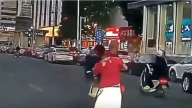 বৃদ্ধকে সাহায্য করতে গিয়ে চড় খেলেন নারী