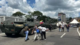 মার্কিন হামলায় নিহত ১৭, সাধারণ নাগরিকদের অস্ত্র দিচ্ছে ভেনেজুয়েলা