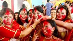 সিঁদুর খেলায় দেবী দুর্গাকে বিদায়, মণ্ডপে মণ্ডপে বিষাদের সুর