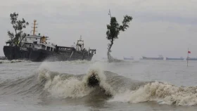 গভীর নিম্নচাপে উত্তাল সাগরে ৩ নম্বর সতর্ক সংকেত