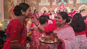 ব্রাহ্মণবাড়িয়ায় পূজামণ্ডপে বর্ণিল সিঁদুর খেলা