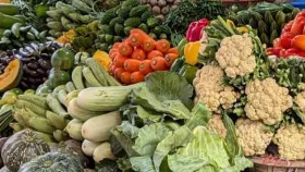 টানা বৃষ্টিতে অস্থির সবজির বাজার