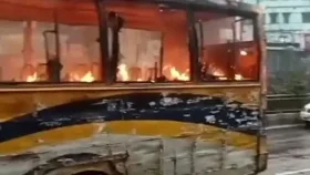 রাজধানীতে যাত্রীবাহী বাসে দুর্বৃত্তের আগুন