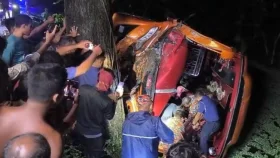 মাদারীপুরে যাত্রীবাহী বাস খাদে পড়ে নারী নিহত, আহত ৩০