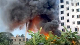 চট্টগ্রামে প্লাস্টিক কারখানায় আগুন, নিয়ন্ত্রণে ৪ ইউনিট