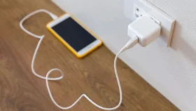 ফোনের চার্জিং পোর্ট নষ্ট হয়ে যেতে পারে যেসব ভুলে