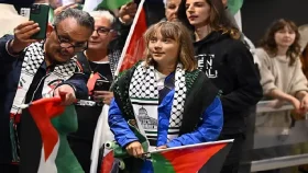 গ্রেটা থুনবার্গকে নির্যাতন, ইসরায়েলি পতাকায় চুমু খেতে বাধ্য করা হয়