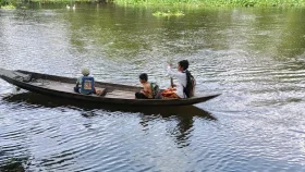 ডিঙ্গি নৌকাই চলাচলের একমাত্র ভরসা