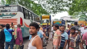 বেনাপোলে চেকপোস্টে বাস চালককে মারধরের প্রতিবাদে মহাসড়ক অবরোধ